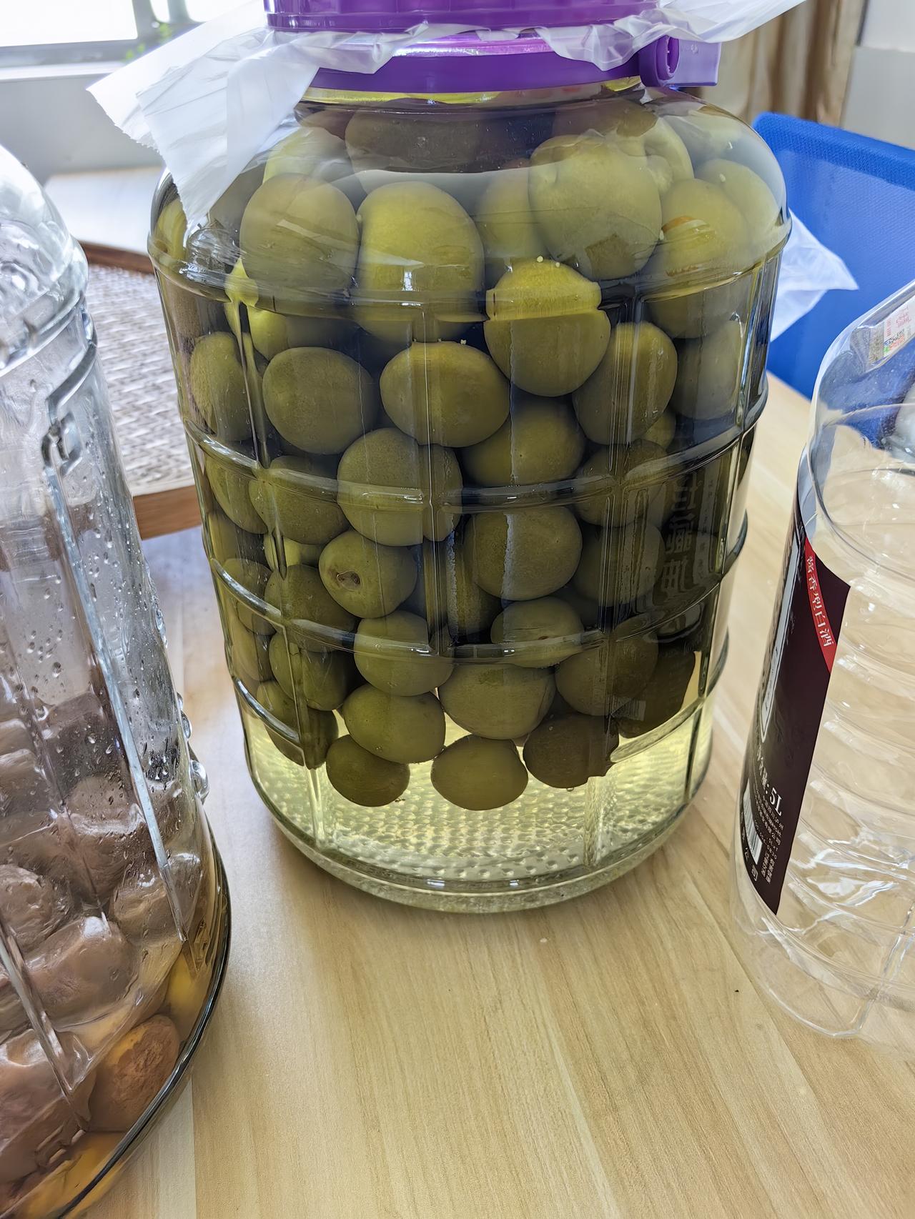 两瓶青梅，一瓶是青梅冰糖加的白酒,是泡青梅酒的；另一瓶就是青梅加的冰糖。没加酒的