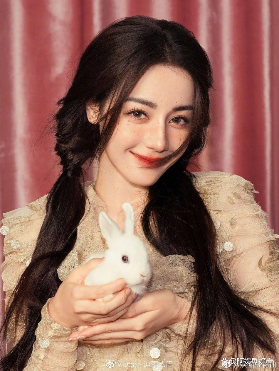 1、电视剧《中国1927》在接触李沁，但这部剧是群像剧，李沁算是群像主演的客串演