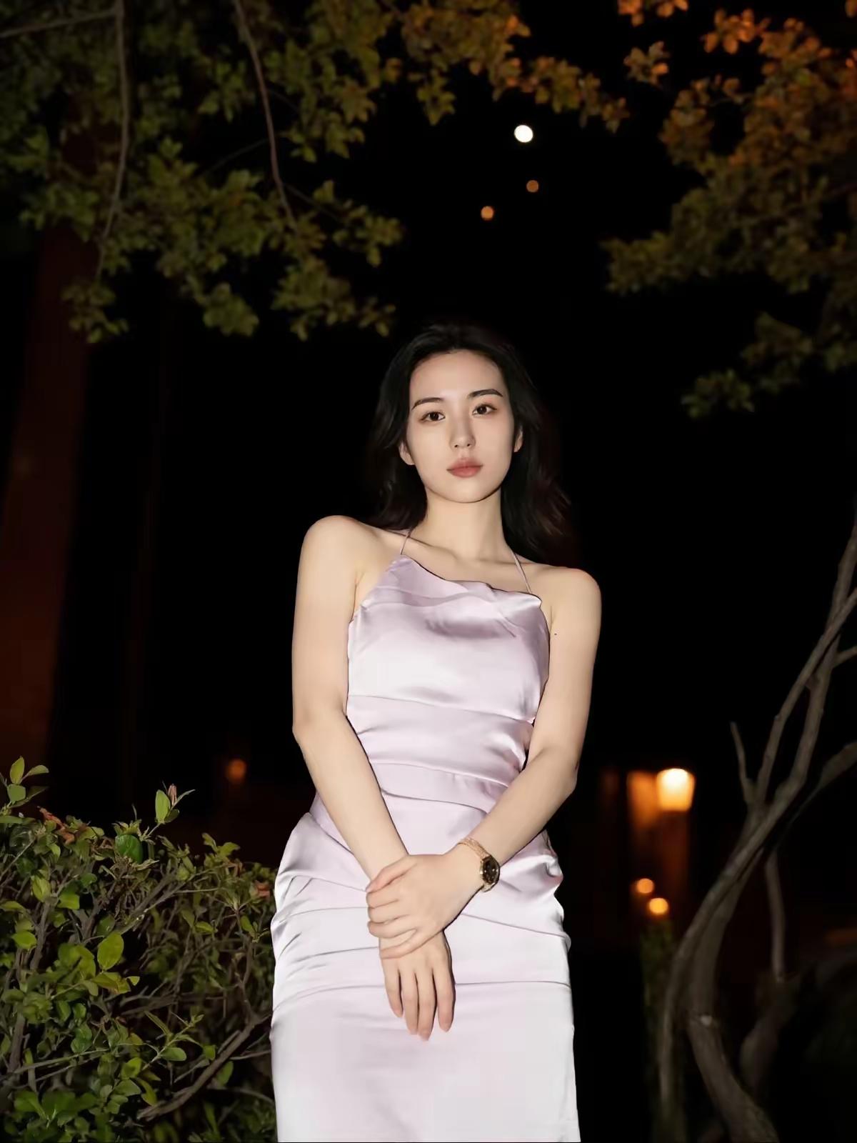 夜晚的优雅，是浅紫色丝质连衣裙赋予的独特魅力。穿上它，仿佛自带一种静谧的氛围。