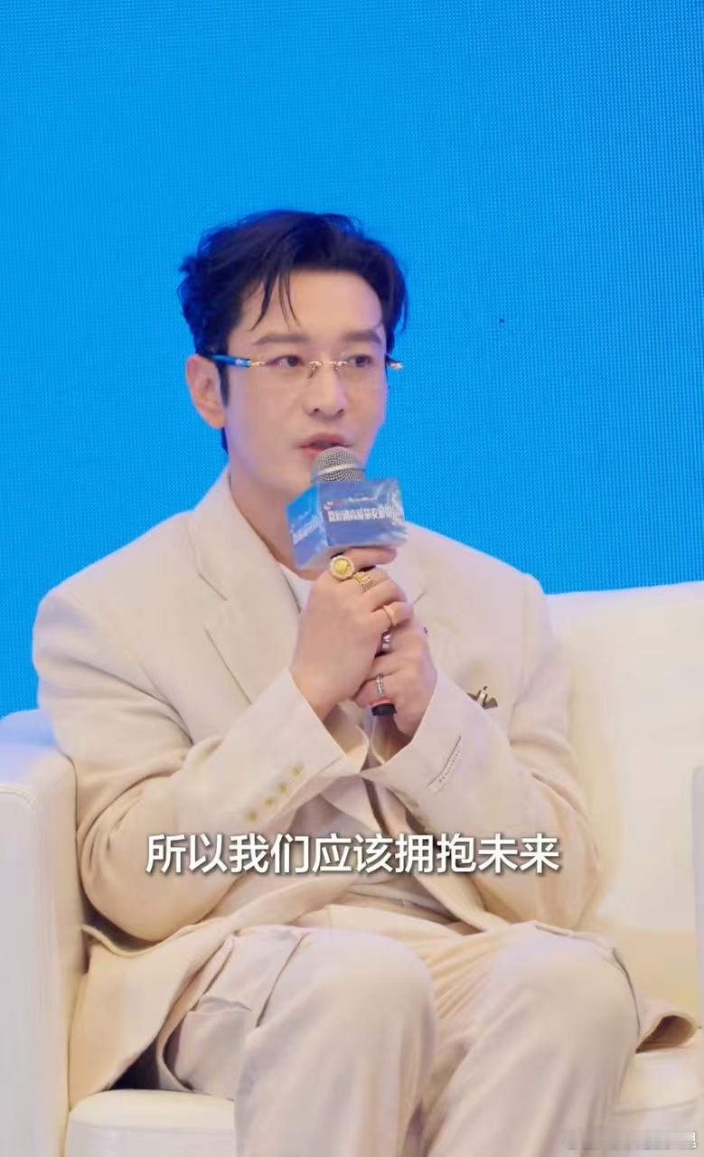 张凯丽黄晓明谈微短剧黄晓明说短剧带来很多就业机会剧集不分长短，用心讲好故事、传递