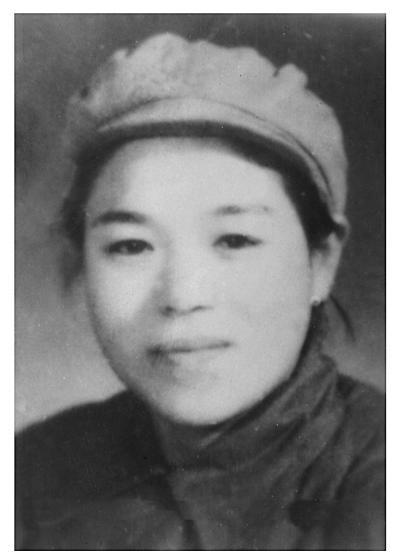 1945年日本战败以后，驻中国东北关东军陆军野战医院院长挥着军刀，用刀尖顶在护士