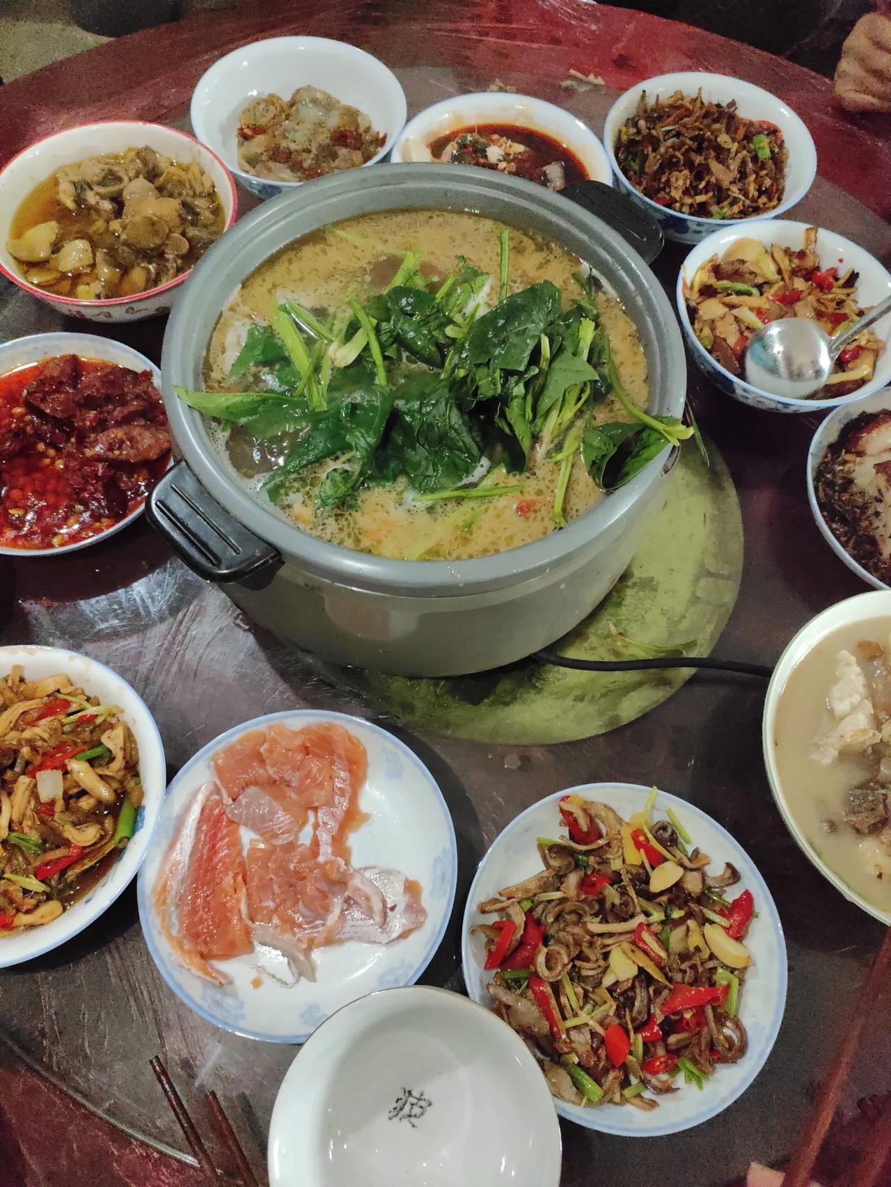 今天下乡，吃六伯地里种的新鲜蔬菜
​湖南年菜必吃榜梅菜蒸扣肉
​红椒丝炒猪肚，竹