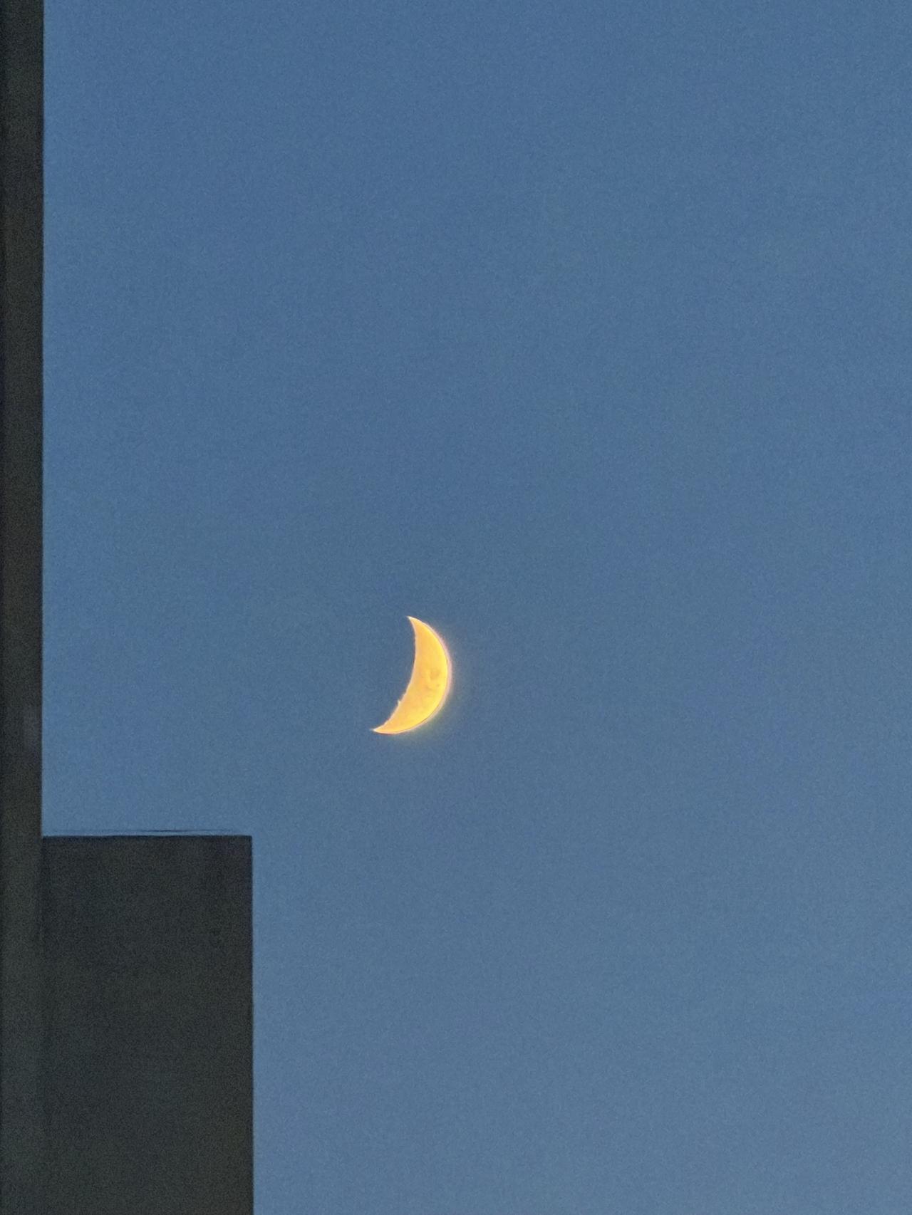 夜空中的一弯新月，静谧而美丽。晚间的月亮 晚睡晚起的月亮 月牙弯弯夜景 晚睡晚起