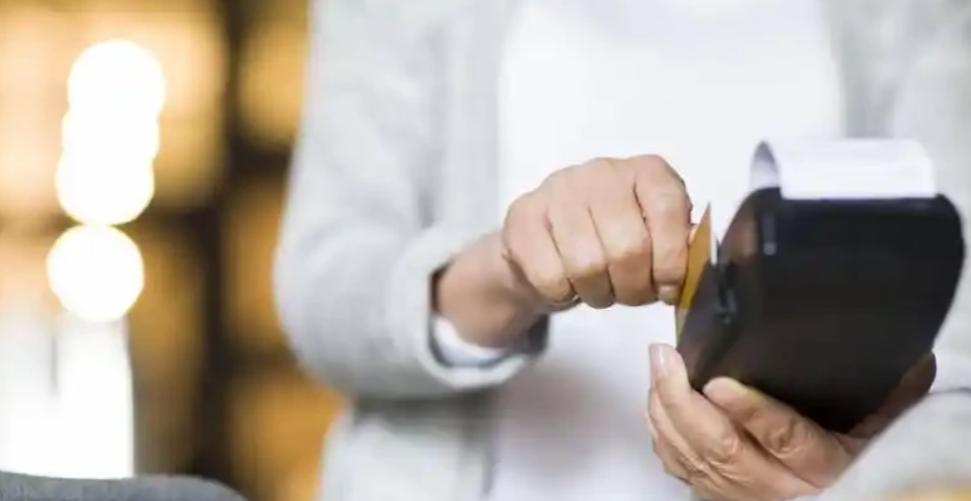 广东深圳，女子着急用钱，就连续在网贷上借了两笔，分别是4万元和2.5万元。可事后