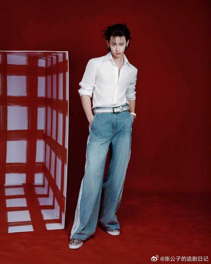 小鬼黑白暹罗猫发色小鬼新专造型封面小鬼新发色也太敢了！黑白配色神似暹罗猫，又酷又