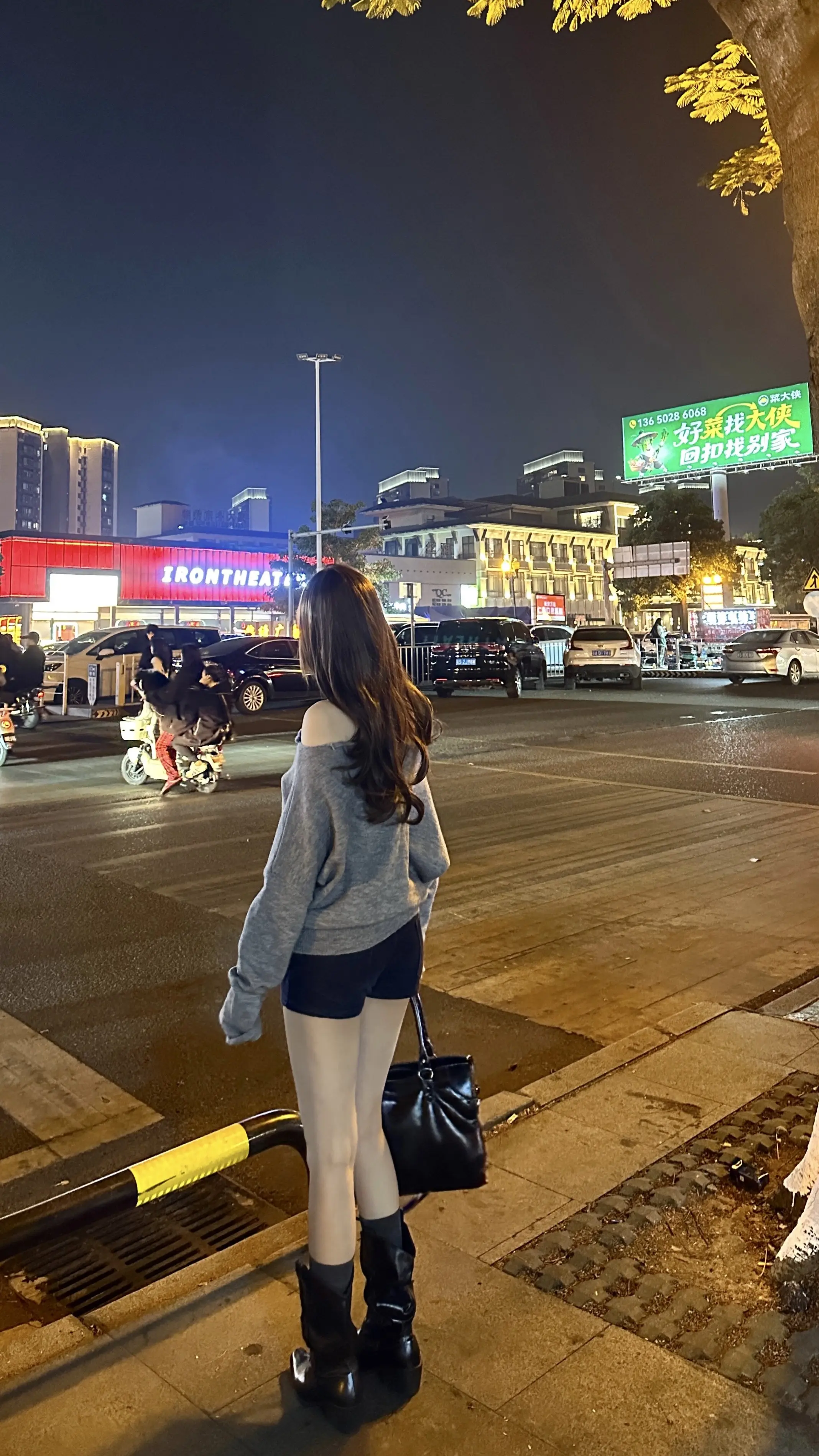 事情已经烧到眉毛了 但是还没烧到眼睛 还可以看会手机