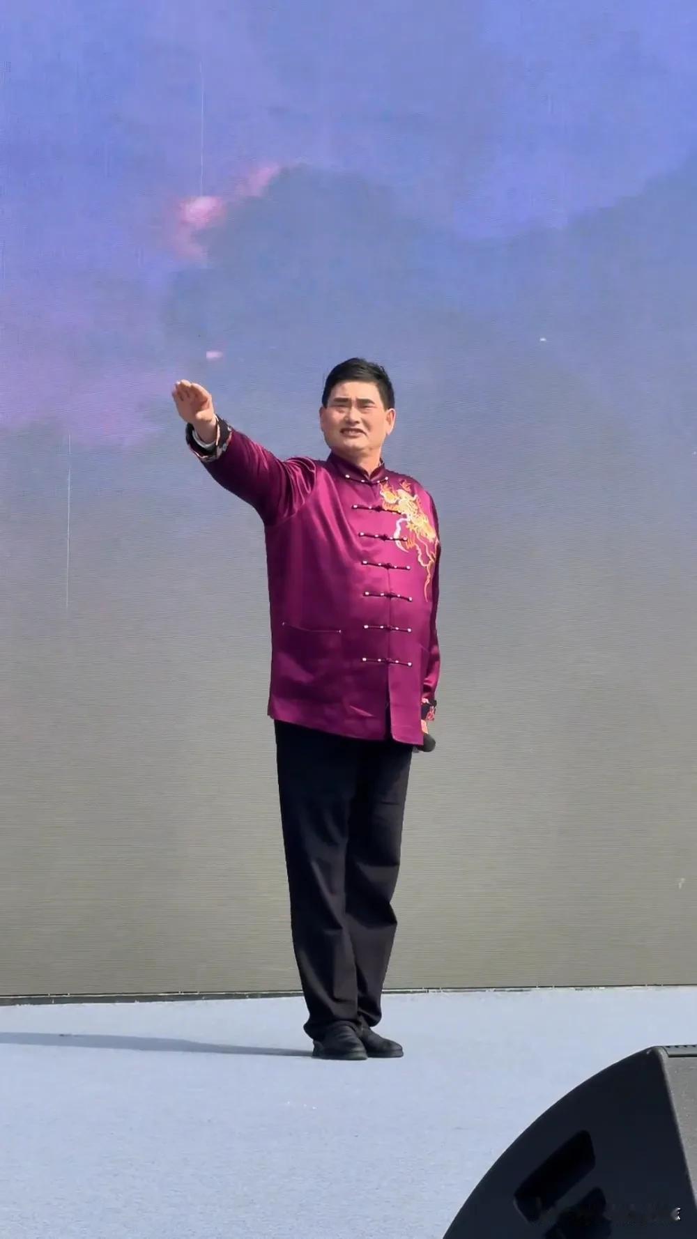 2026年，57岁的朱之文仍奔波在路上。他去台儿庄古城客串“一日庄主”，穿古装唱