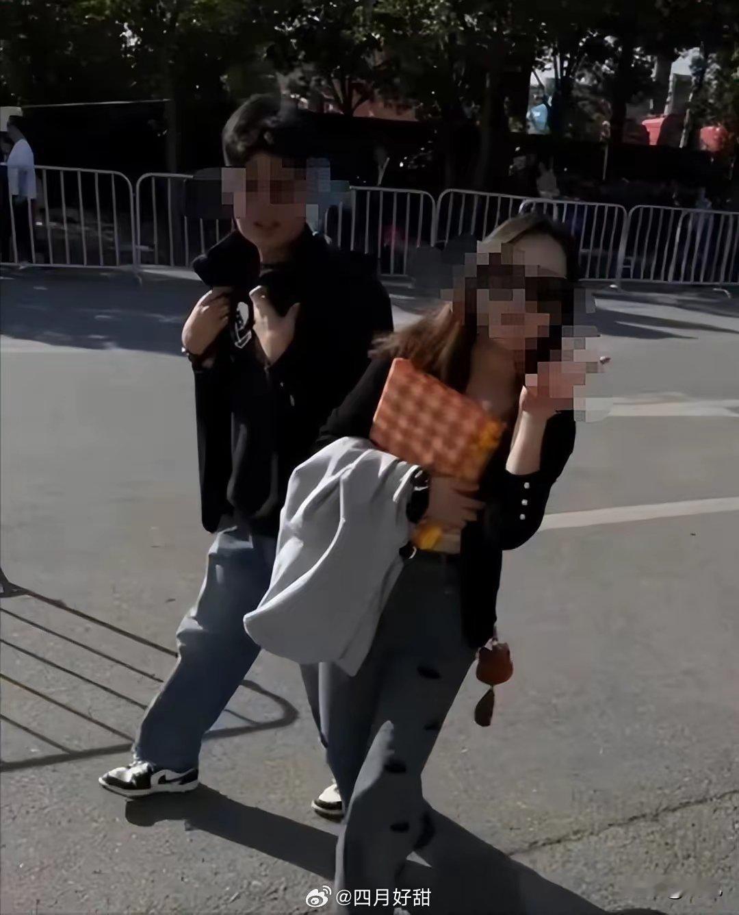 监控拍到他们出去的时候女生穿着泳衣，而男生拿了潜水服并且拿了潜水设备。他们失踪的