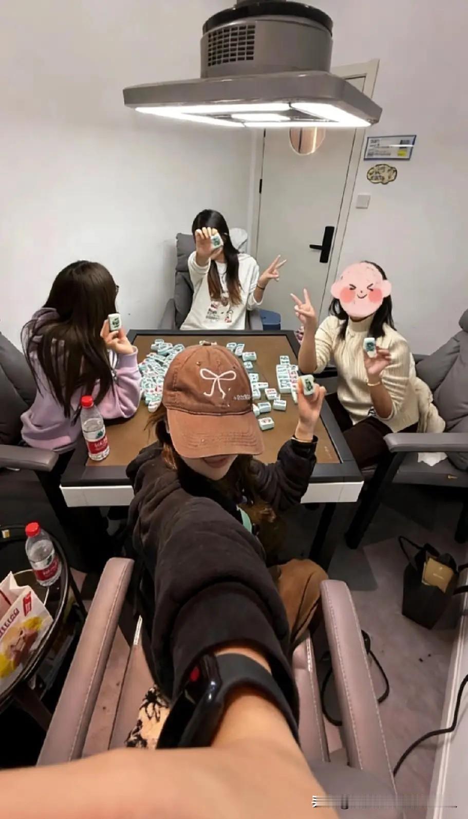 同事打麻将被拘10天，出来说的一番话，听得我后背发凉。

他说里面不少女性，都是