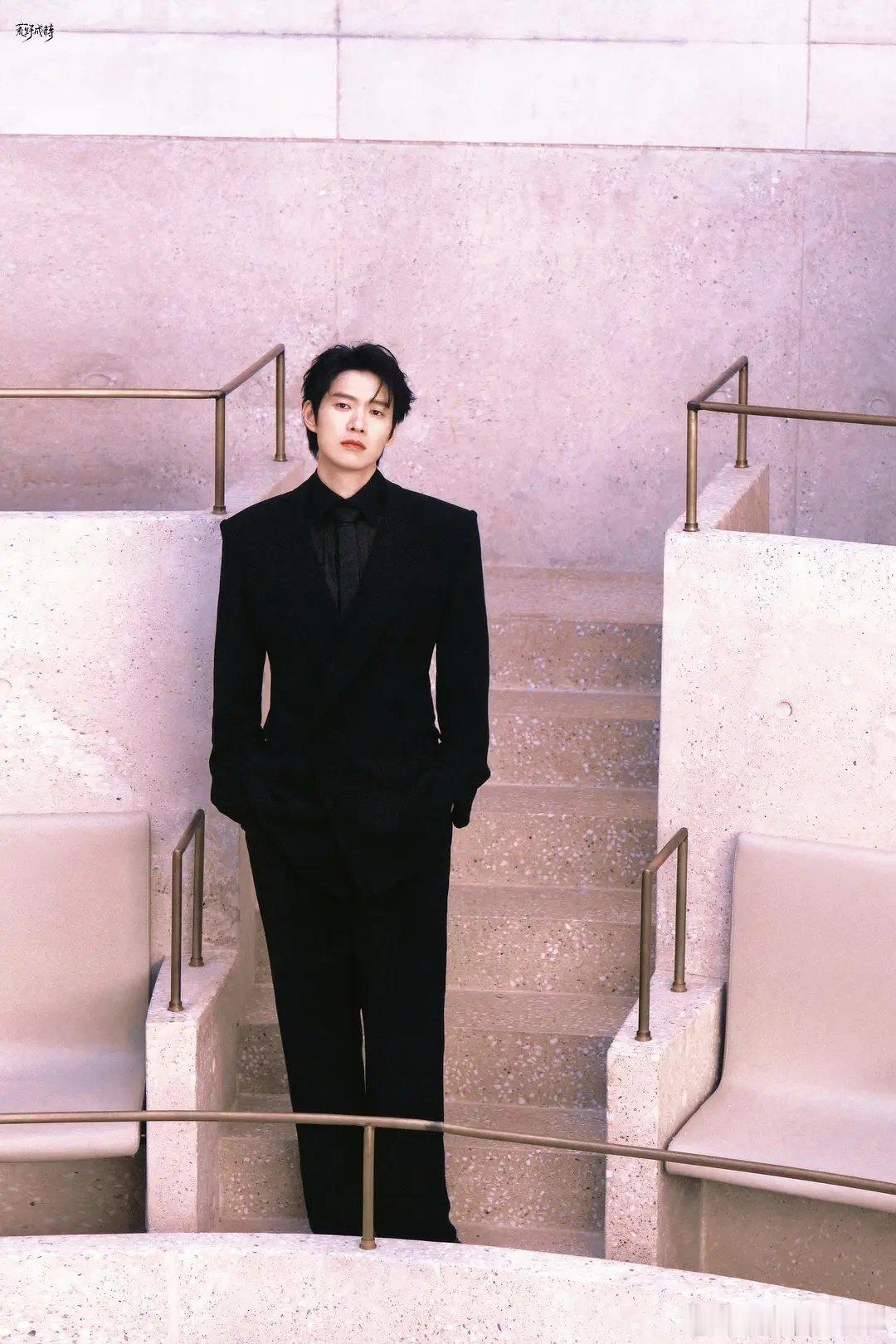 感觉魏大勋的气场真的提升了很多，穿上西装之后气质真的很强，很好 ​​​