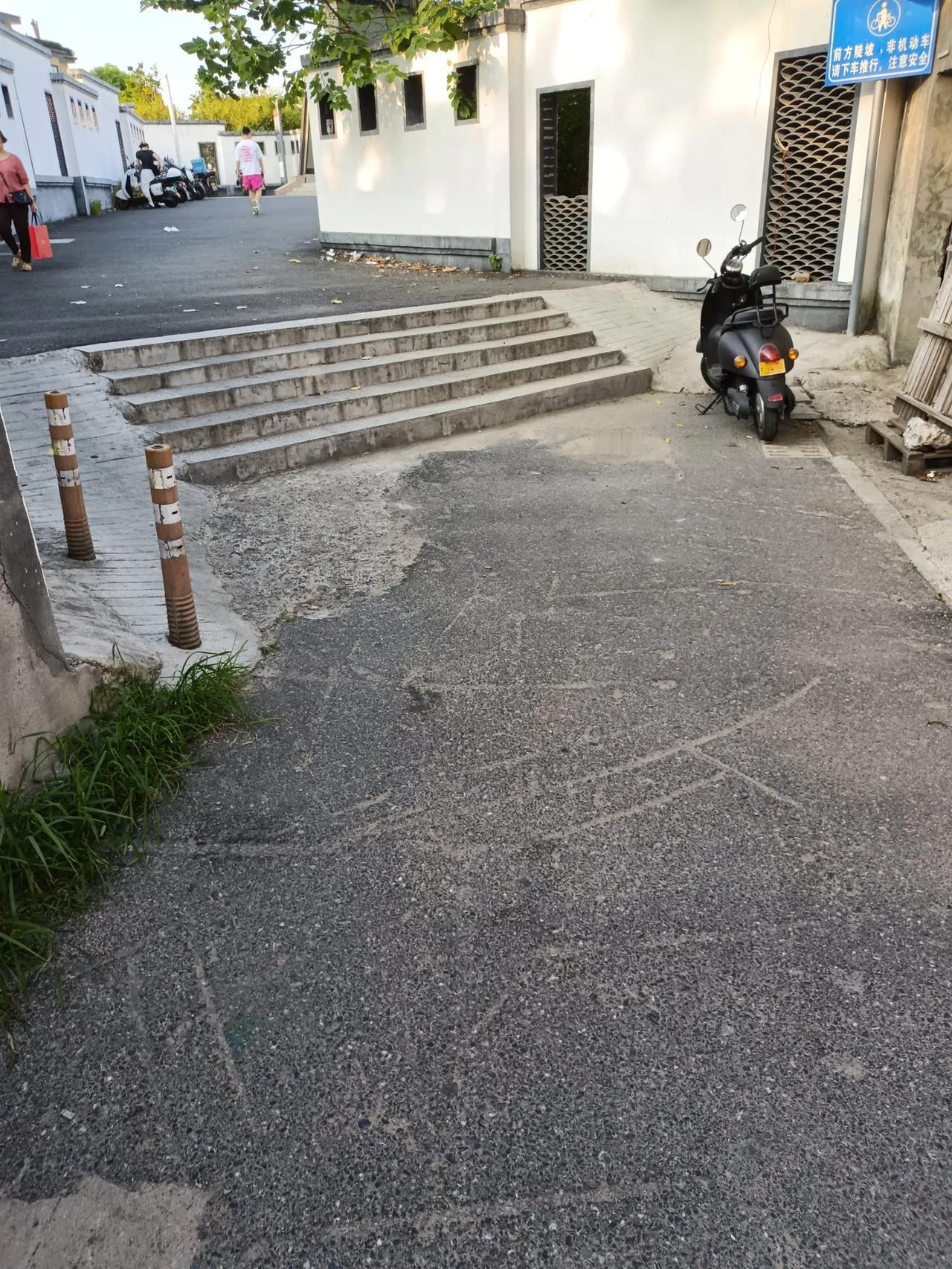 生活中总有些人是只顾自己，不会去考虑别人会怎么样的，说到底就是自私。
这是地铁站