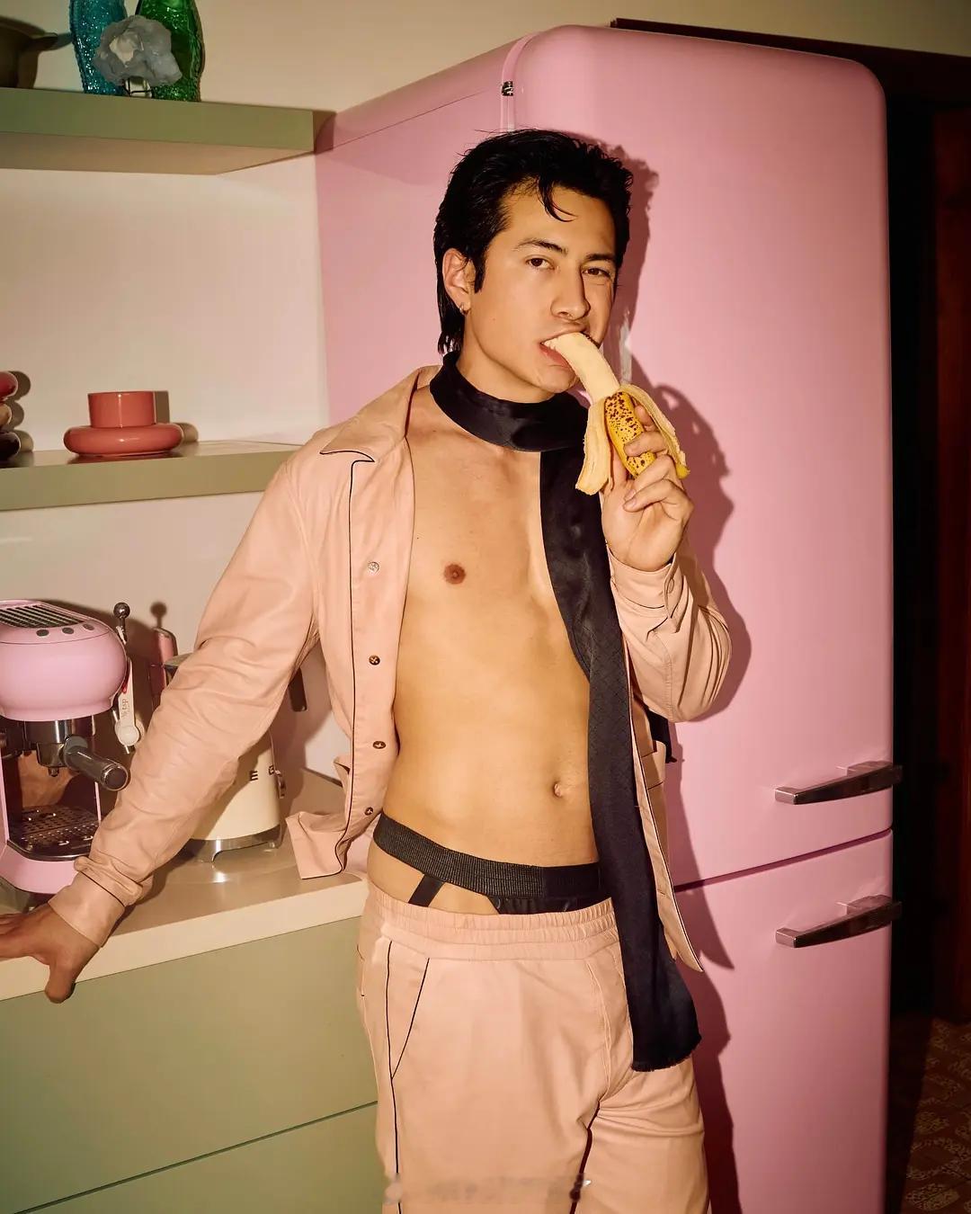 《巅峰对决》的男主拍的杂志，这到底在干嘛？！🙉🙉 