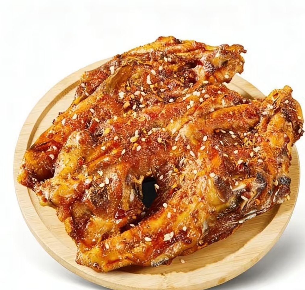 一直不理解鸡架这种食物以前觉得鸡架全是骨头，后来才懂嗦骨的乐趣。卤香裹着筋膜，慢