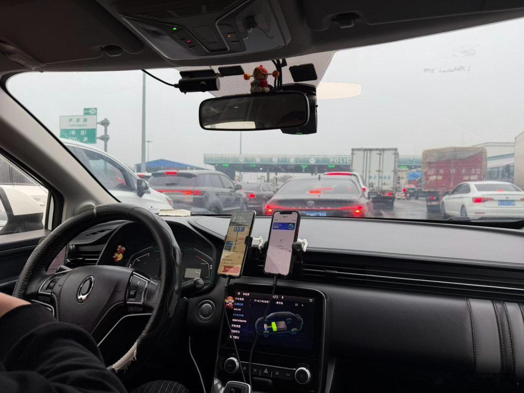 从保定到北京，打了一台长城欧拉，司机师傅200多斤，我们两个人320斤，全程高速