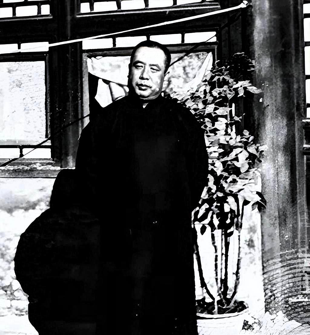 那年冬天特别冷。有天夜里台湾海峡海水结冰似的，一个穿单衣的女学生在码头站了很久。