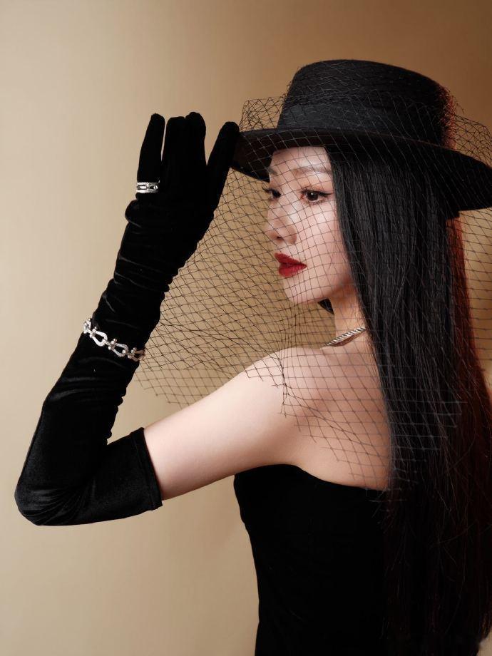 王鹤润英气女伯爵 王鹤润这造型宛如女伯爵亲临！黑丝绒长裙勾勒出利落线条，垂坠裙摆