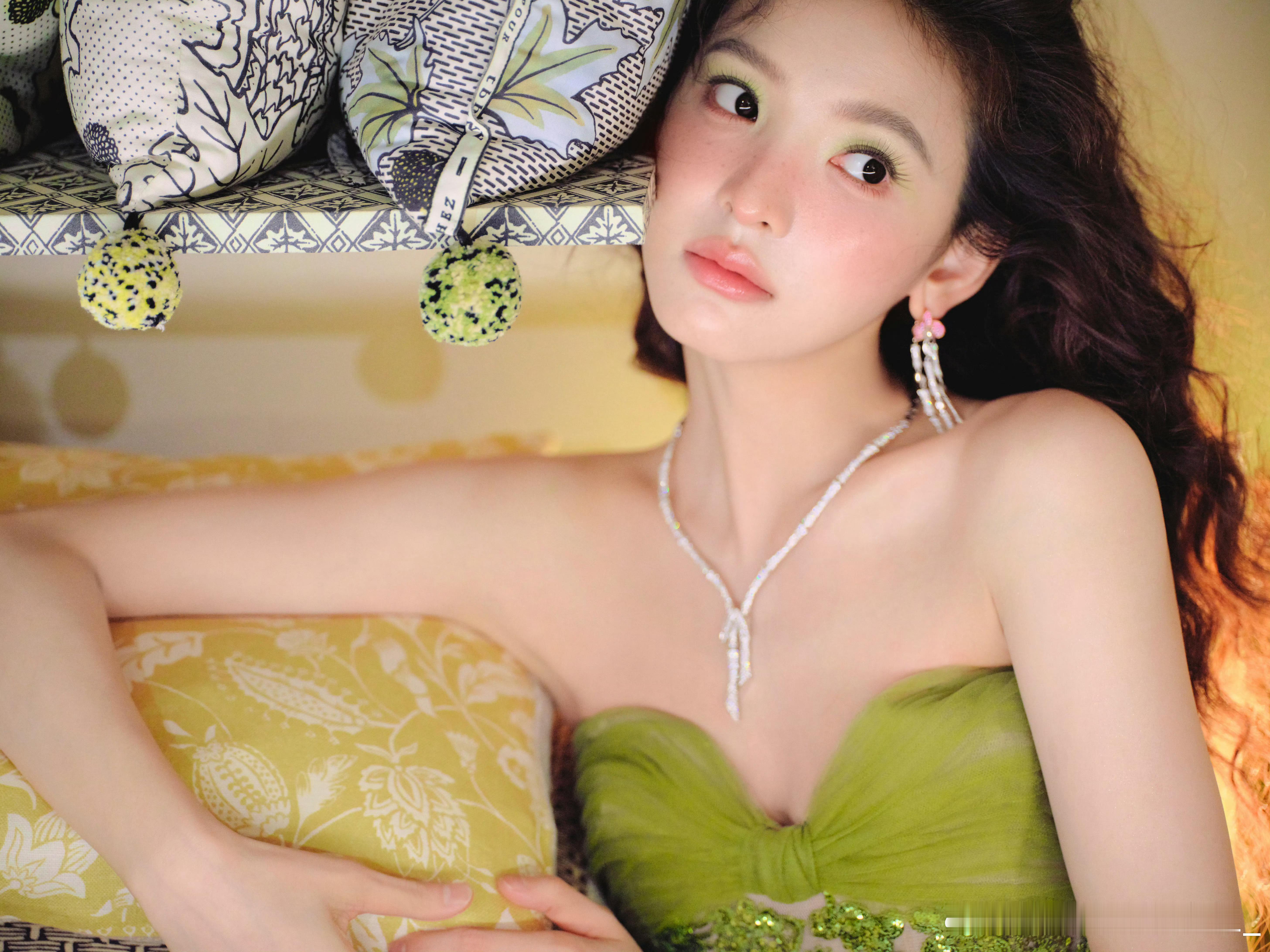 章若楠  zrn章若楠想把你和时间藏起来 你在黄昏寄一场梦给我，满载相思的欢喜和