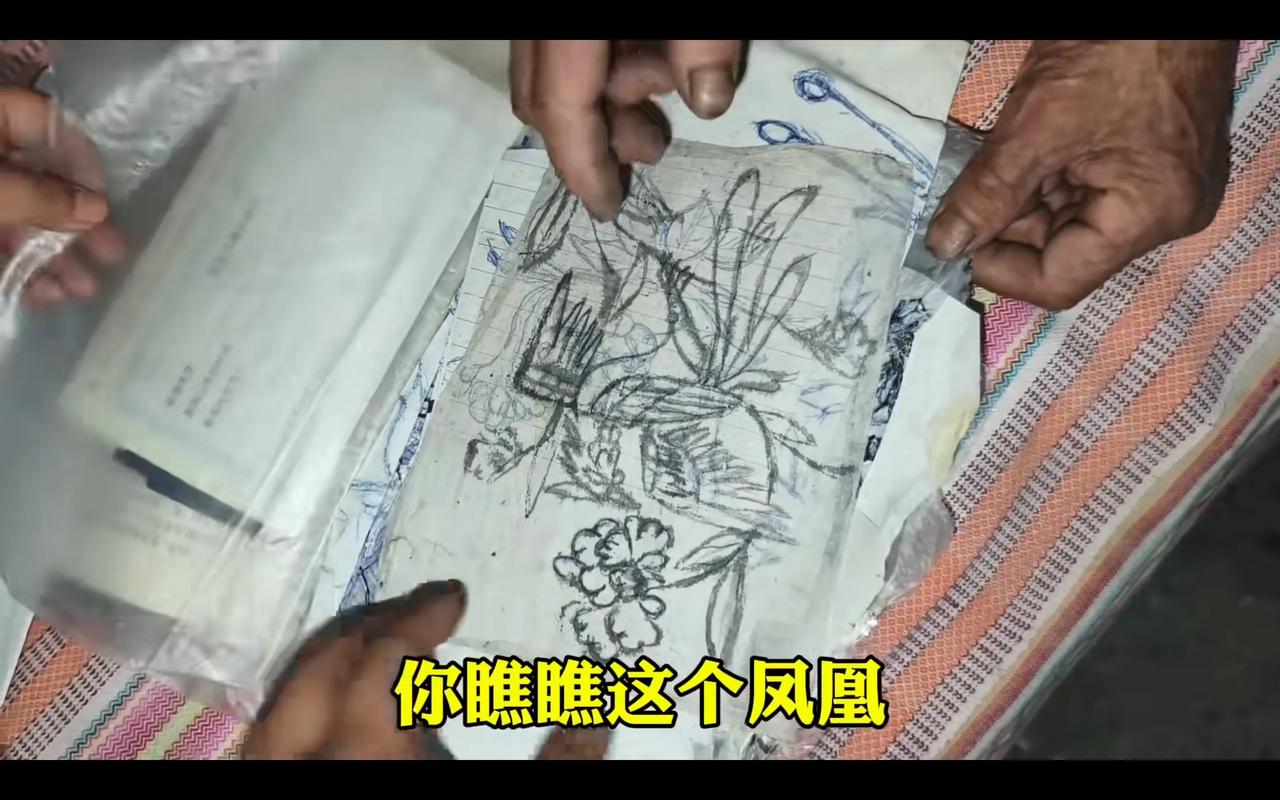 小万的奶奶年轻时可是绣花的巧匠呢，从箱子里翻出了好多绣花图样。小万觉得奶奶的手艺