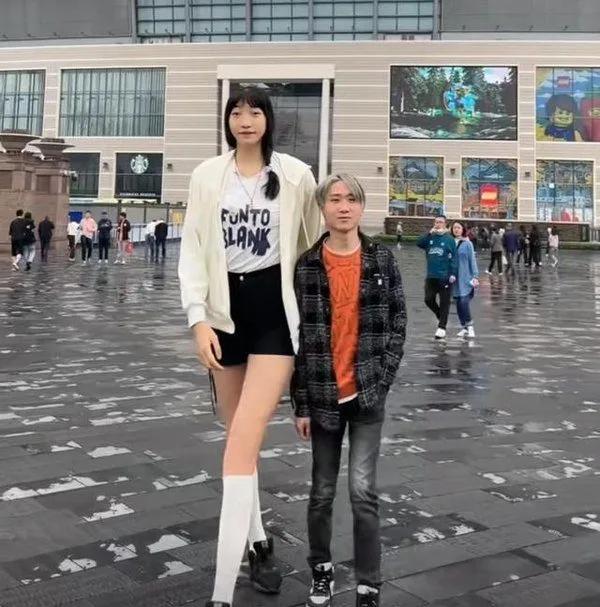 一高一低，恋爱万岁！两个人在一起开心就好，身高差无所谓…