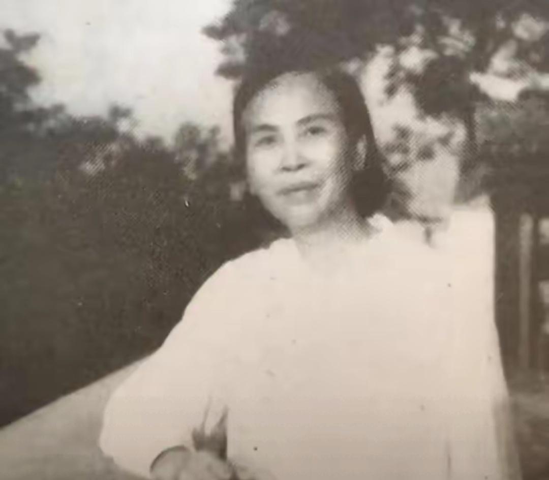 1950年毛岸英牺牲，贺子珍得知后，含泪嘴里念叨着：他是我的儿子。

1950年