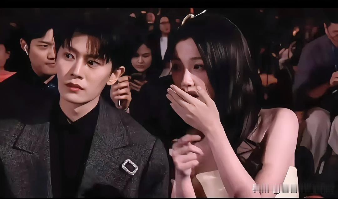 超帅气呀😎嘉伦每次同桌都是欣欣[吐舌]祝嘉伦一路生花 嘉伦时尚造型 明星 [赞