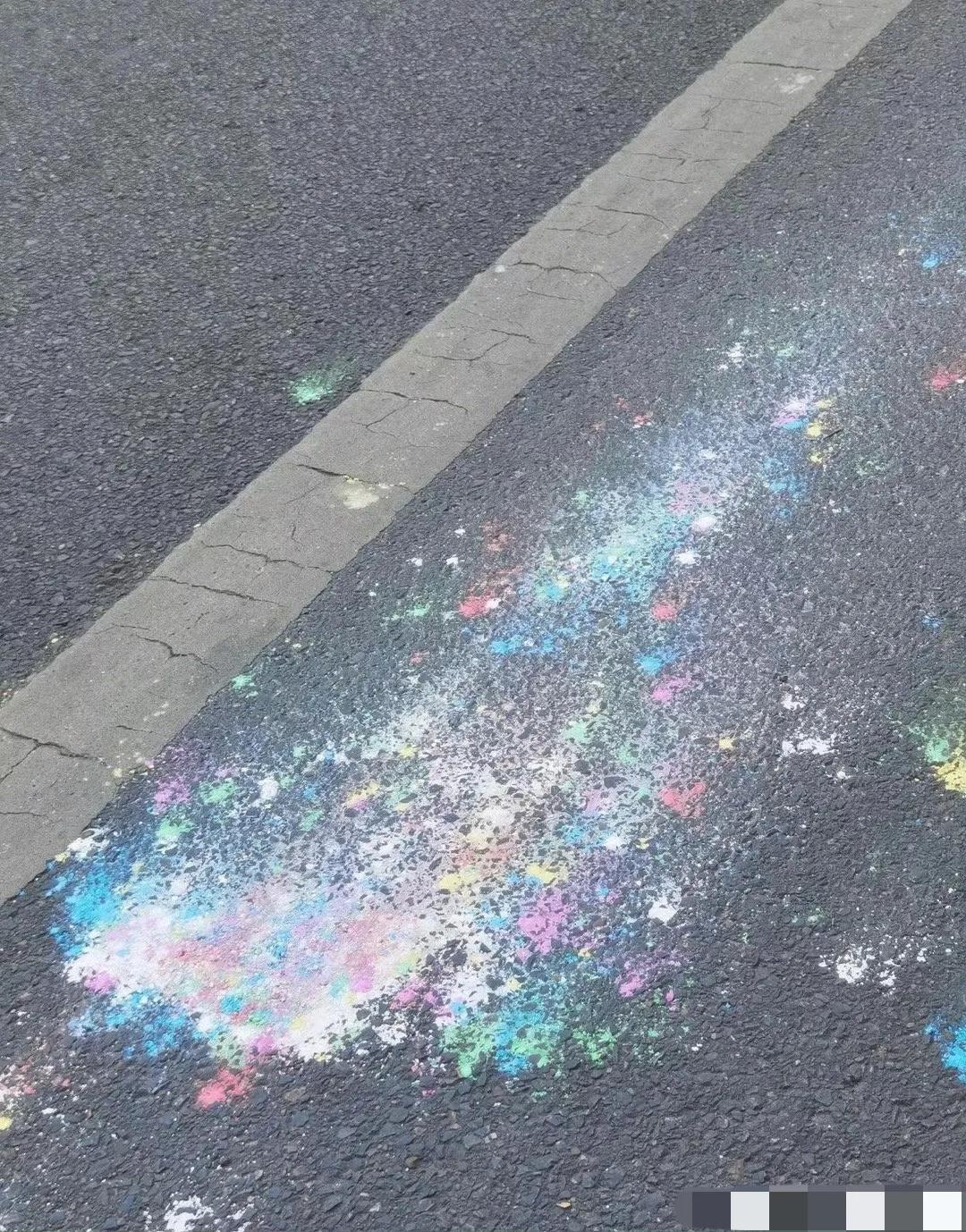 被压碎的粉笔灰像撒在地上的星空。