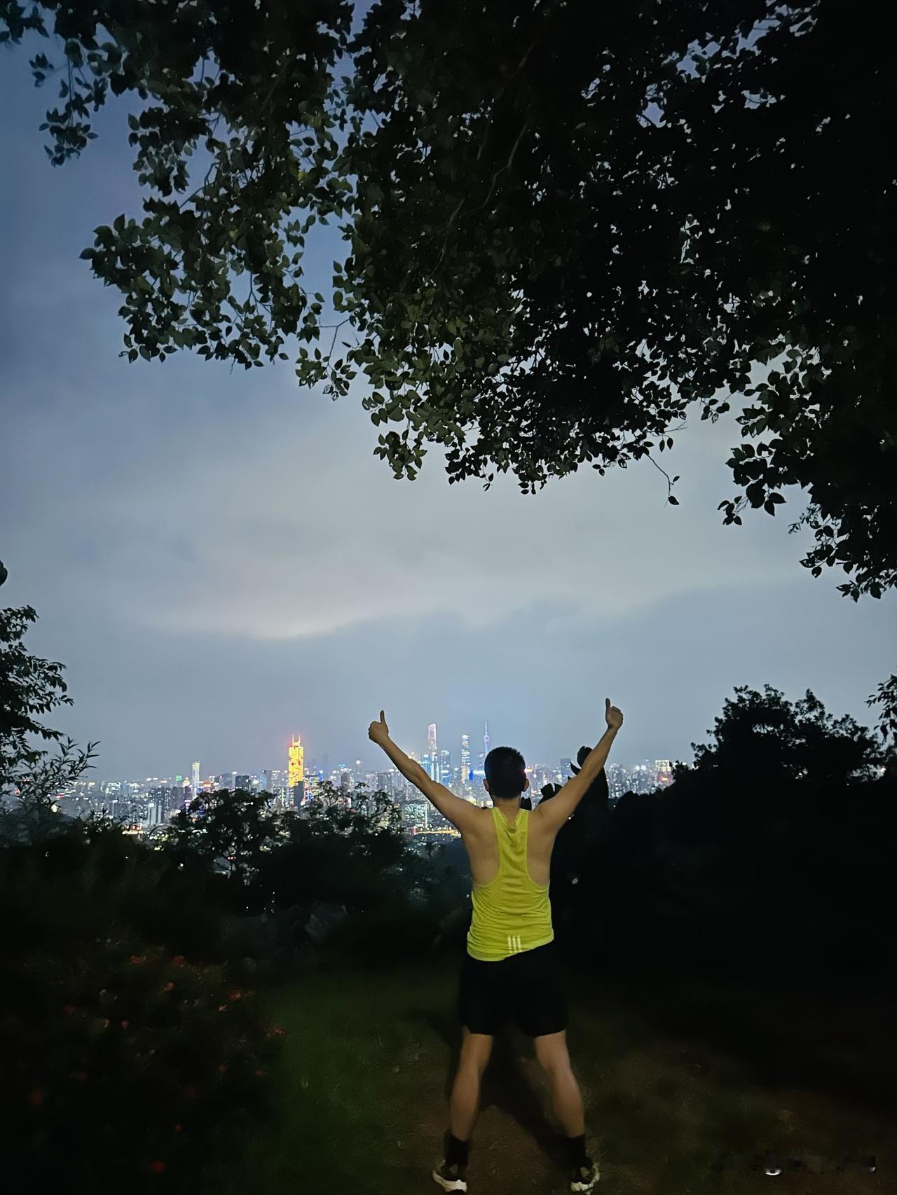 计划中的白云山西南西半马慢跑拉练还是崩了，不到4公里就全身湿透连鞋和袜都湿透了，