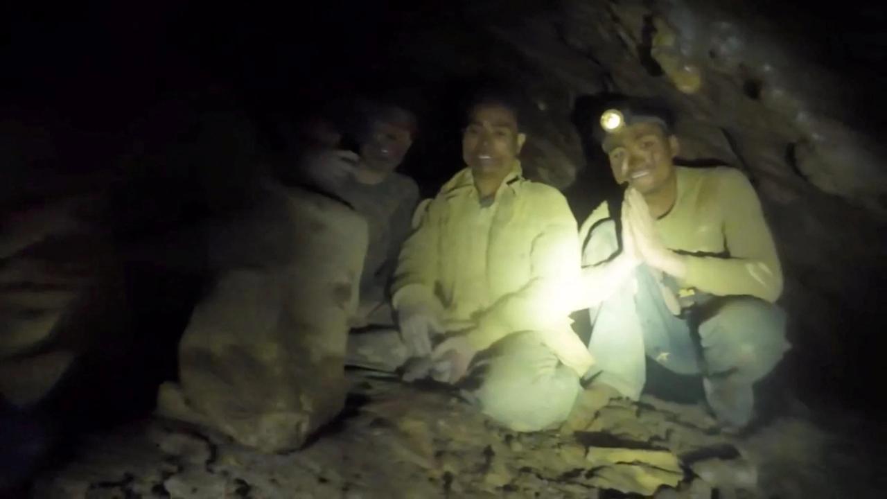 被困在老挝一处被洪水淹没的洞穴中超过一周的7人中，有5人获救。
救援人员称，5名
