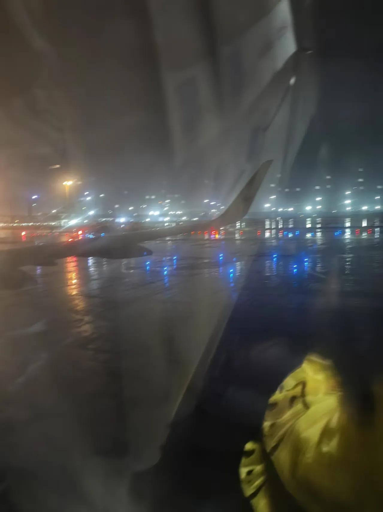 前几天凌晨一点半落地济南机场，因为有暴雨导致了机场航班大面积延误，原本这个时间已
