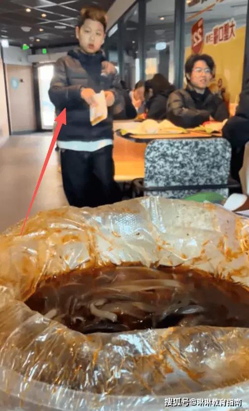 “儿子拒绝和母亲同桌吃饭”这事儿挺扎心的。有位母亲带儿子去麦当劳，儿子却宁愿和陌