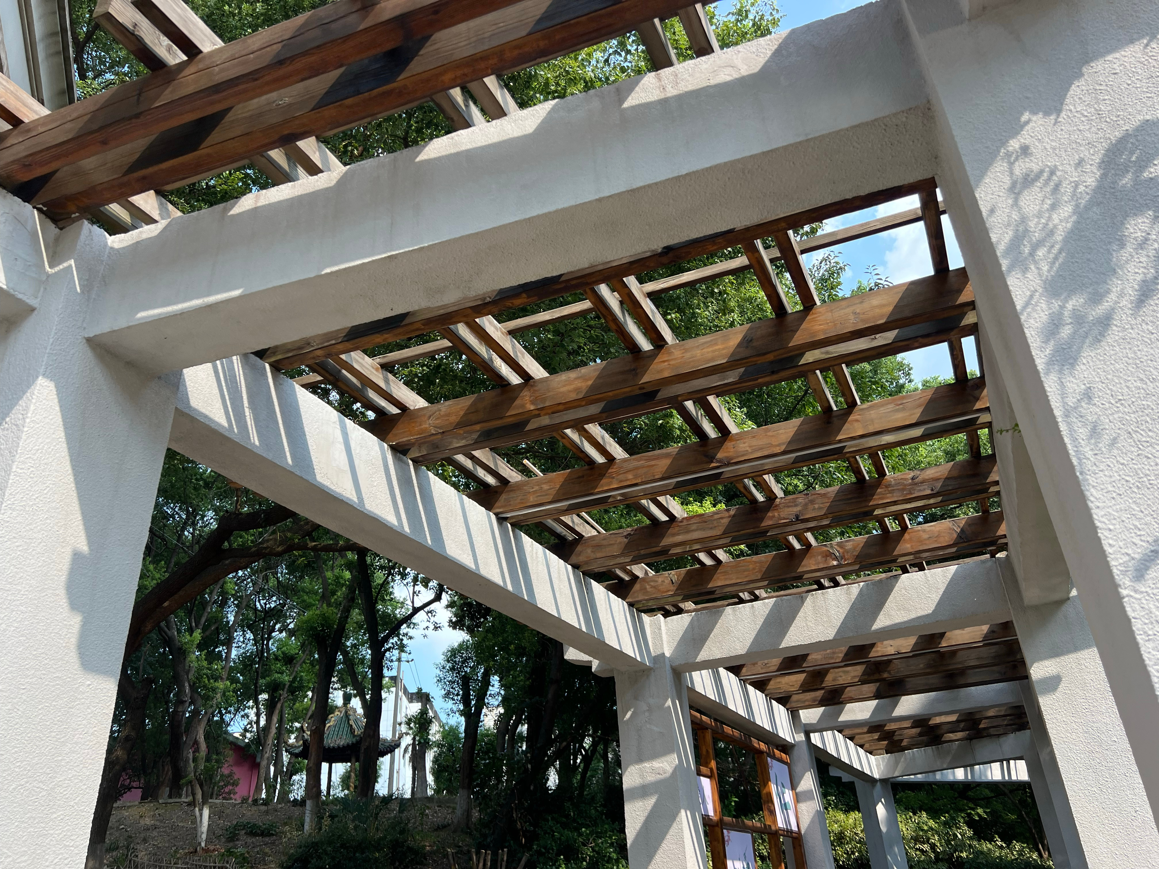 宜兴市第二人民医院打造景观休闲长廊，院内环境优美舒心。 宜兴·宜兴市第二人民医院
