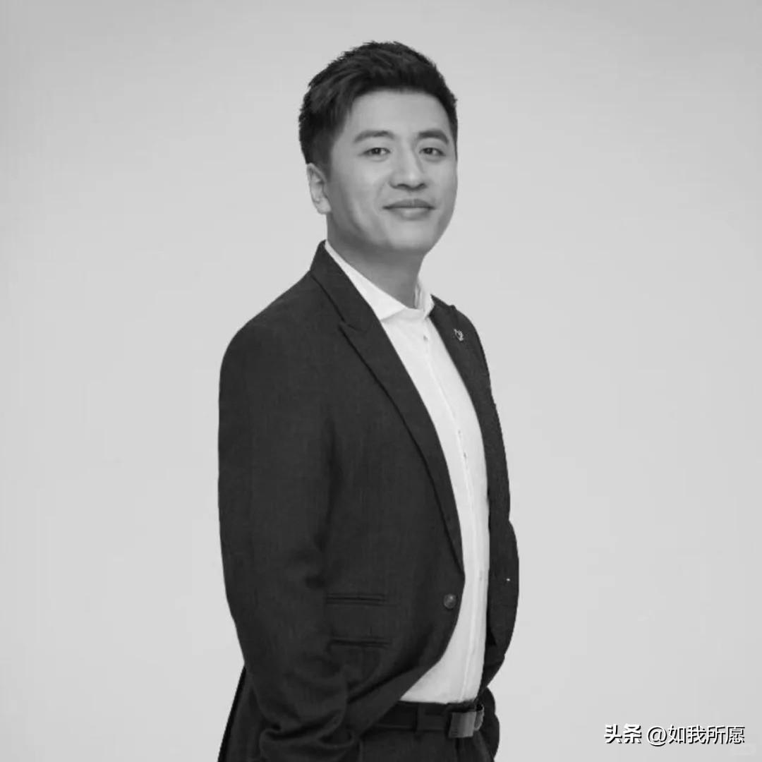 张雪峰走了，
最难的其实是他老婆孩子。
公司的事儿，网友比他们还急。

一会儿说