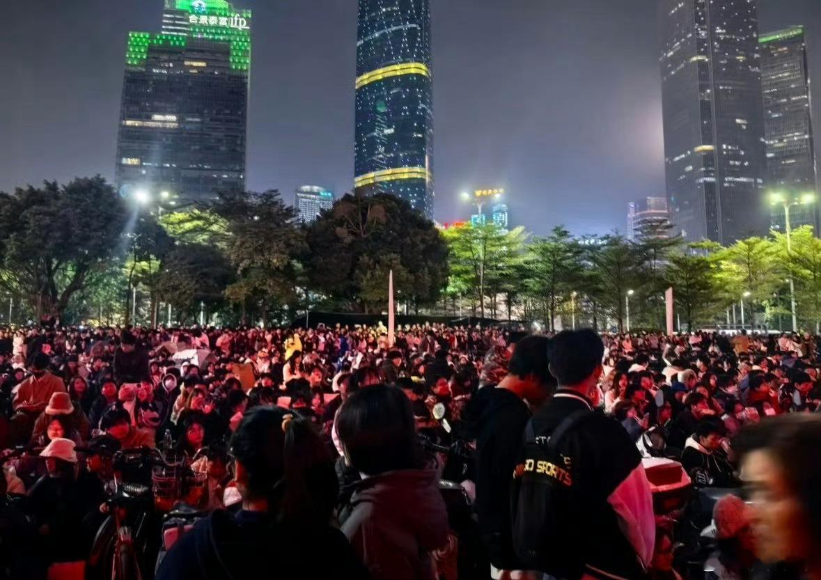 陶喆演唱会场外比场内人还多  我真服了 陶喆本人知道他的票真的很难抢吗[泪][泪