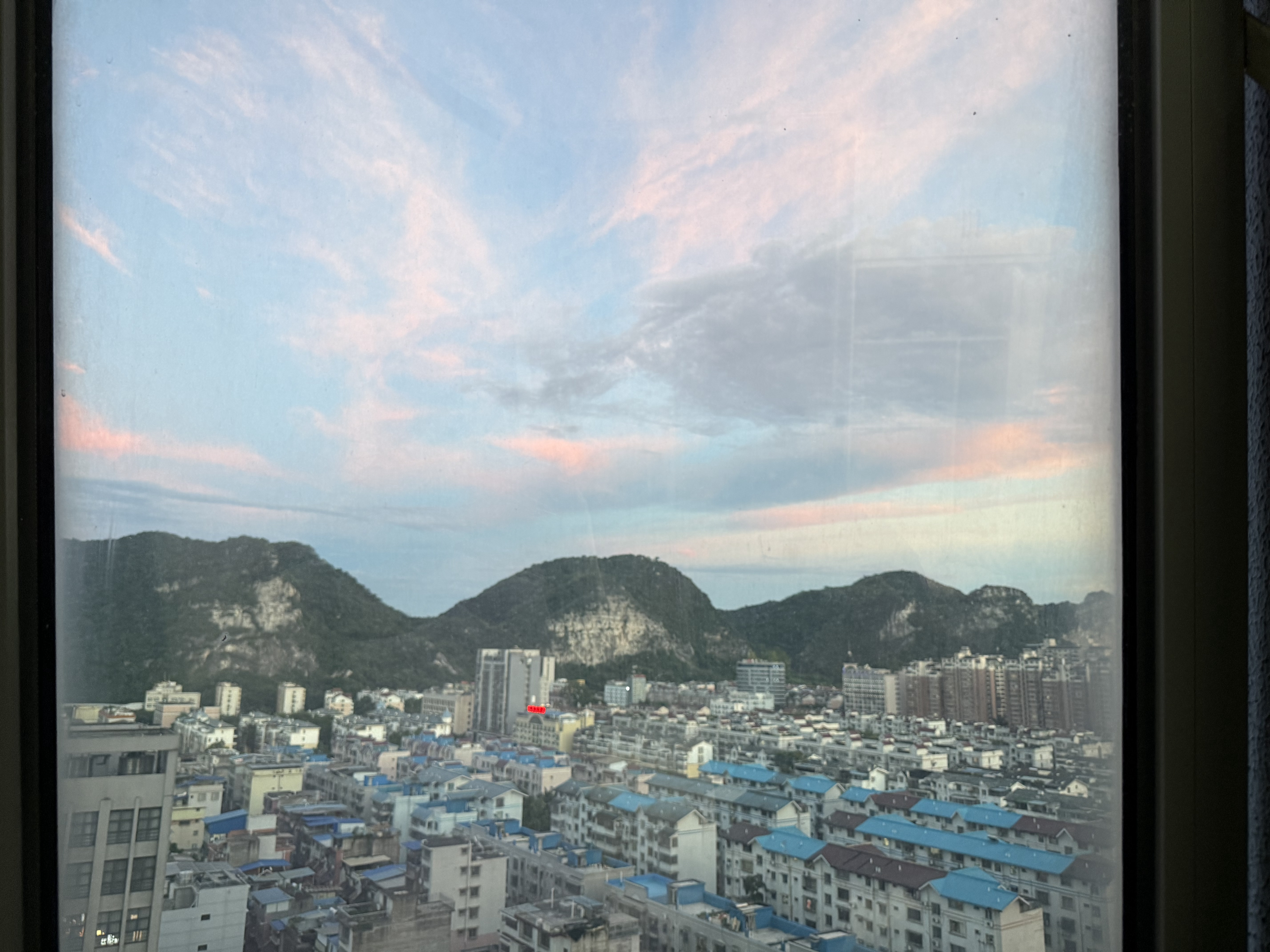 阳光信用[超话]  这是小镇的晚霞，也是我心中的天空！阳光信用阳光信用 每日一善