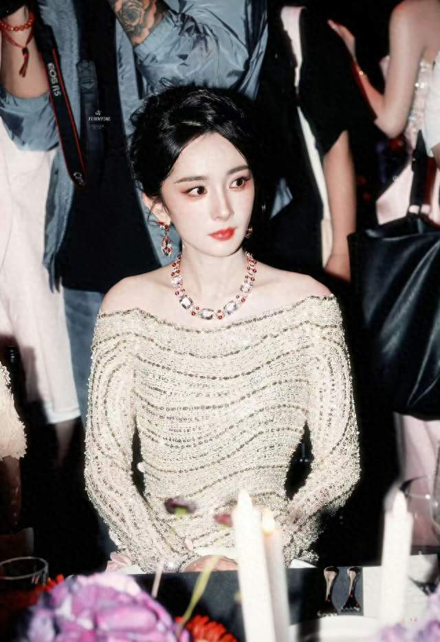 芭莎盛典未开先热：杨幂“出山即出圈”，红毯神图还能复制吗？