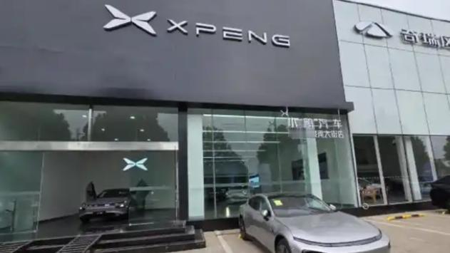 海南海口男子在小鹏汽车4S店试驾时发生的事故事件，据报道，男子在试驾过程中脚被电