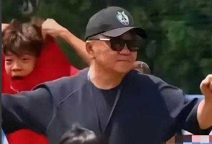 自掏5400万的董路，开500万的劳斯莱斯，住10万一平的豪宅，手腕上是百万名表