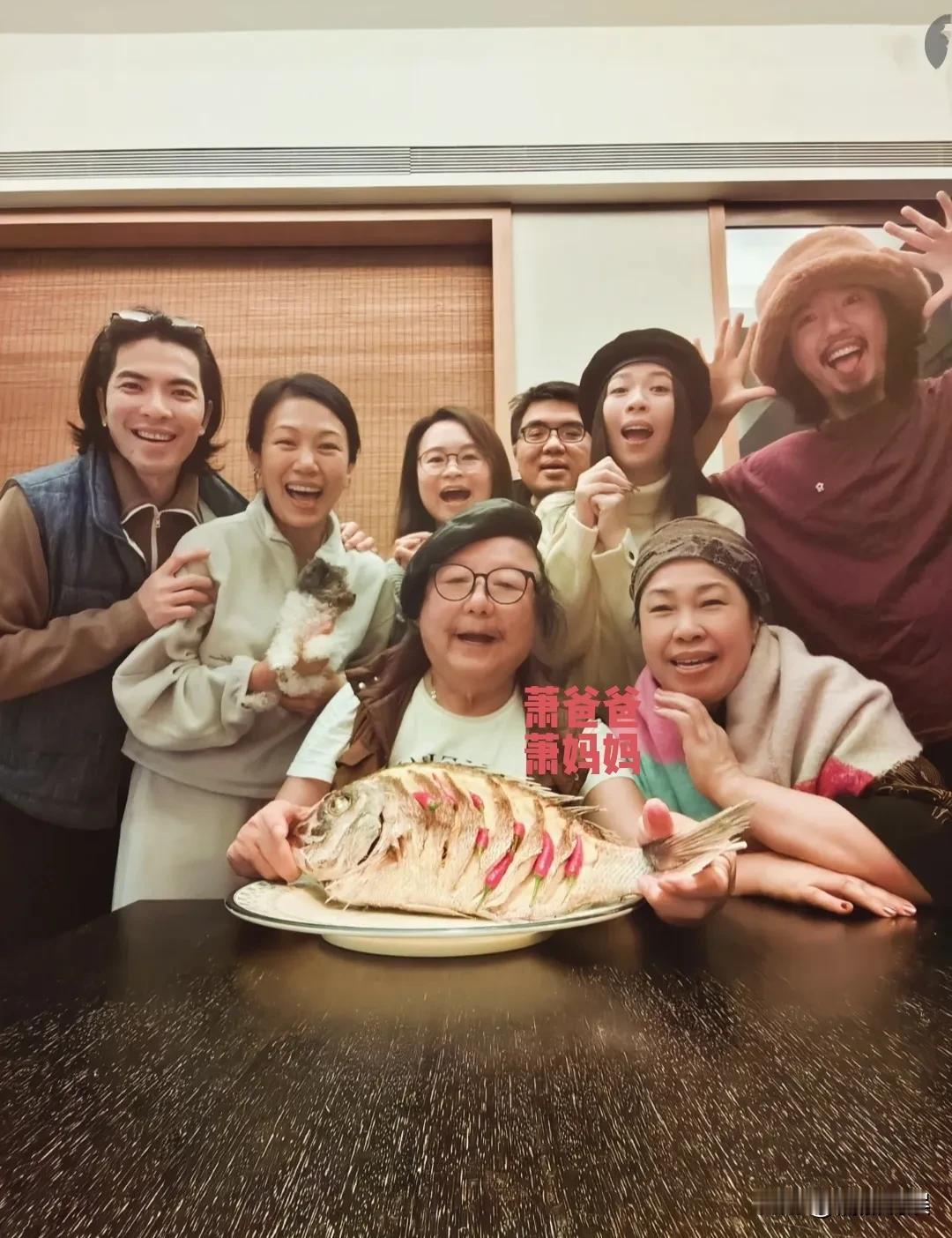 萧敬腾这是照着妈妈的样子找了个老婆啊！[呲牙]
一大家子春节全家福，萧爸爸和萧妈