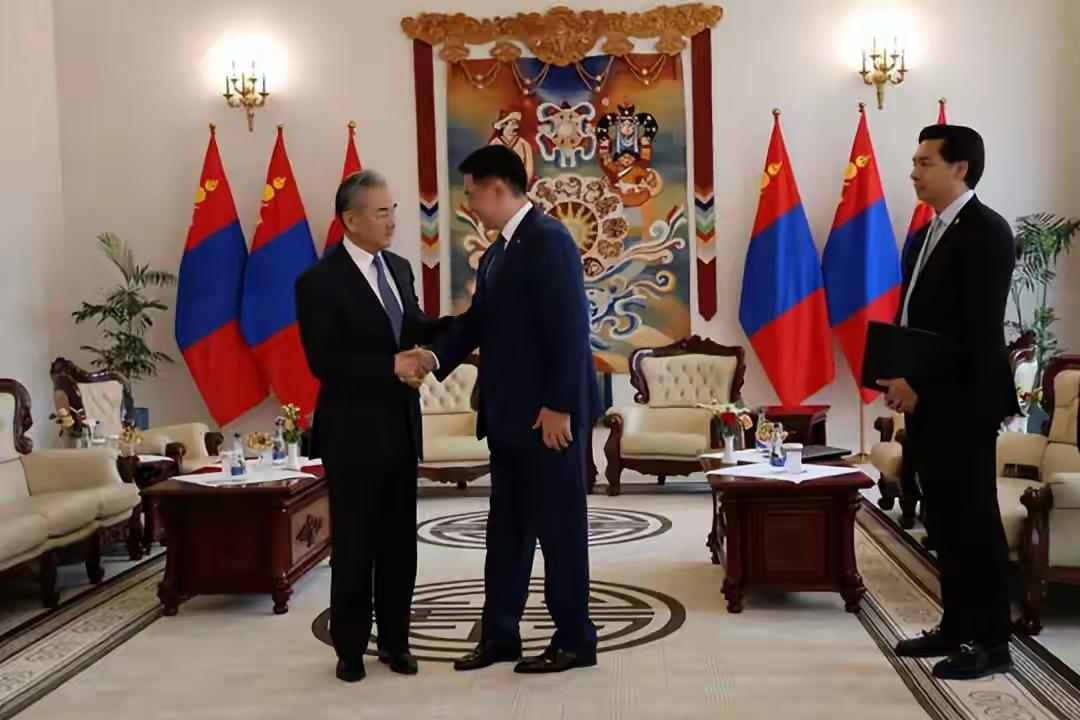 王毅外长气场全开！访蒙途中，蒙古人民直呼：中国的外长太帅了！





6月13