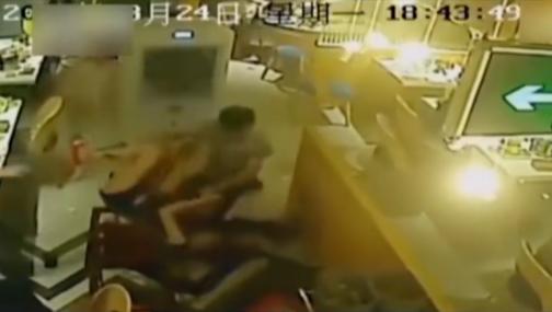 这就是嘴欠的下场！“加个汤都这么慢，你是没吃饭还是不想干了？”2015年，17岁