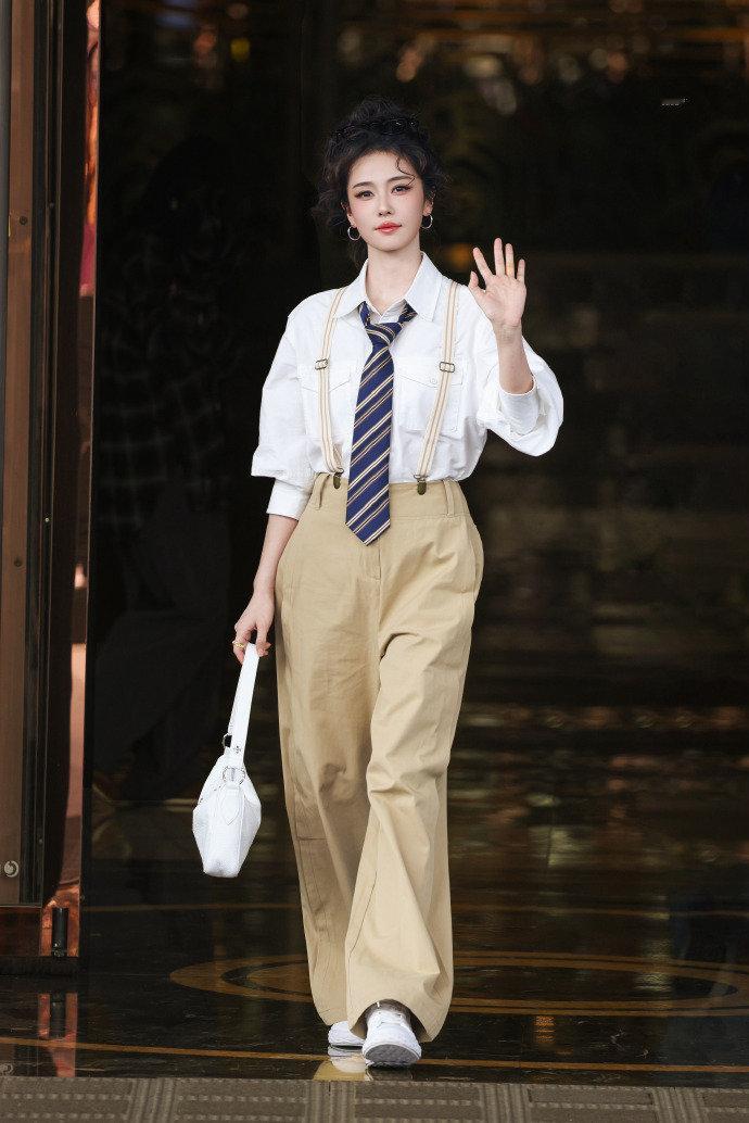 白鹿奔跑吧港风小卷毛白鹿港风小卷毛造型港风美人瞬间上线，白鹿小卷毛造型又甜又飒，