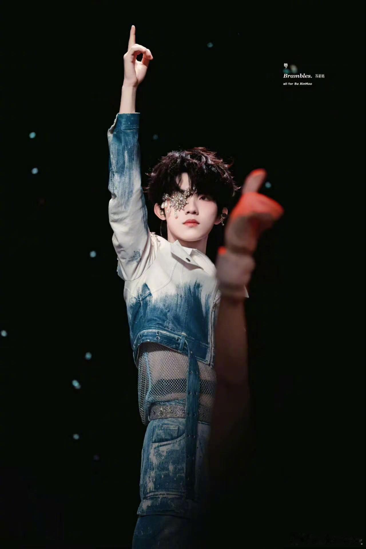 千疮百孔第一 荣耀之战演唱会朱志鑫、左航、苏新皓《千疮百孔》太绝了！小分队表演r