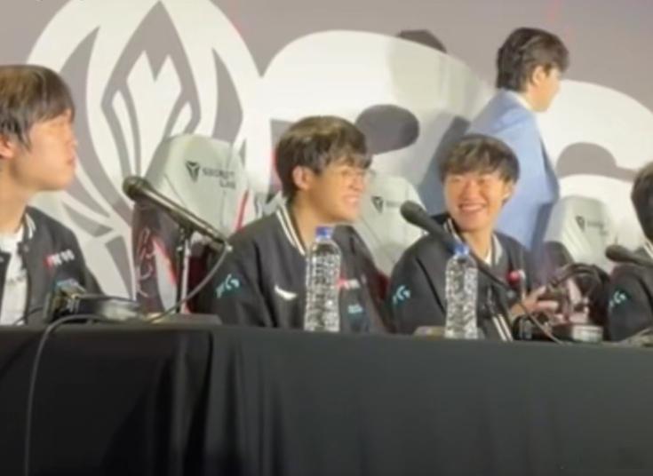 Knight和Xun有说有笑 中野今晚真是被坑了 还好心态强Knight和Xun