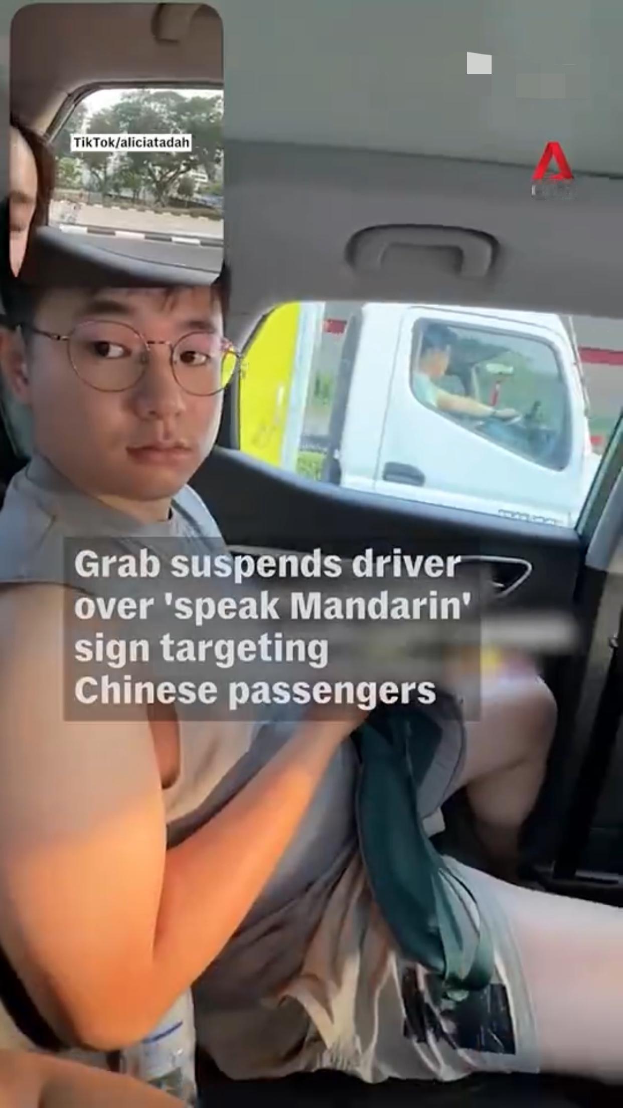 新加坡的一位出租车司机因在其车内挂“华人请讲华语，我不对华人说英语，抱歉！”
结