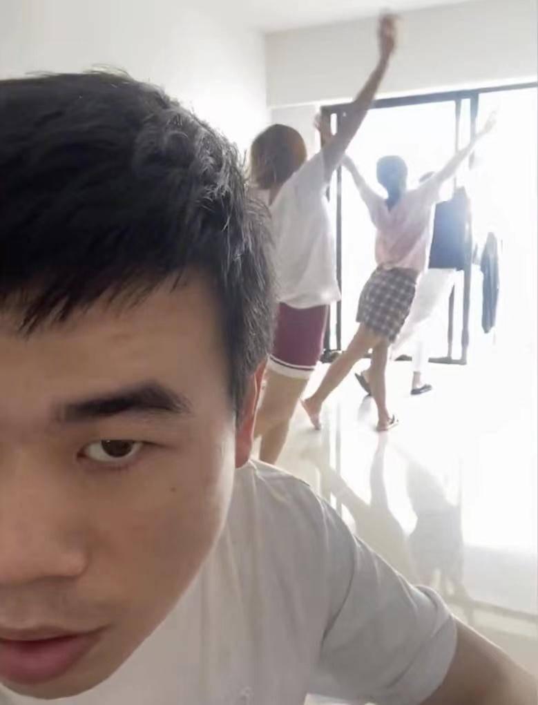 近日，广东，发生了一件趣事。一男子与 3 名女子隔离在同一间房，他主动让出房间睡