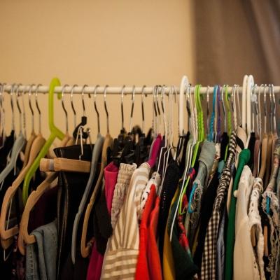 现在由于经济不太景气，人们挣钱更难，导致消费更加谨慎。随之生意也不好做，但商家也