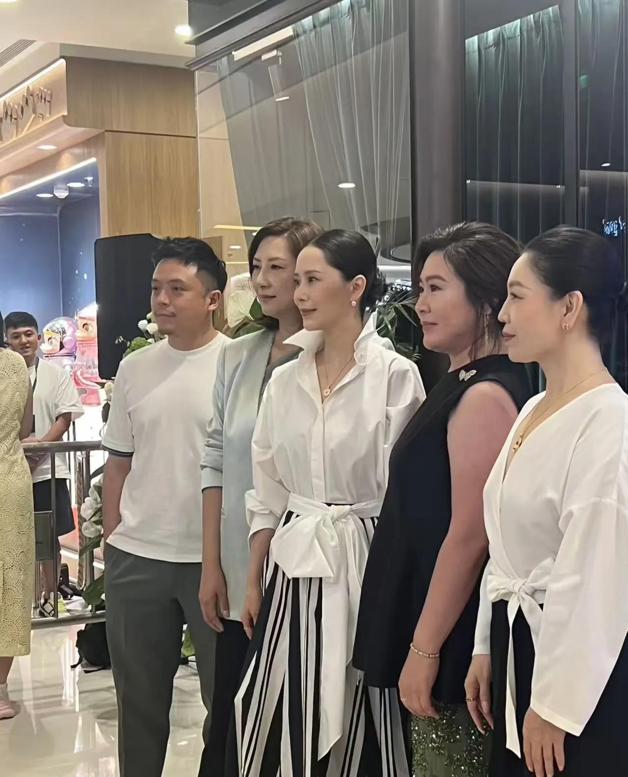 海清现身上海参加线下活动，
白衬衫配条纹长裙，
发髻低挽，
优雅美丽，
48岁状