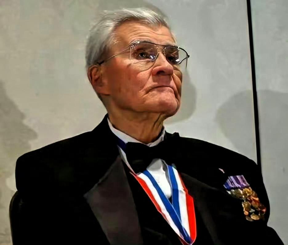 美国飞行员蒂贝茨替上帝惩罚日本，此乃真英雄！

美国飞行员蒂贝茨45秒杀死14万