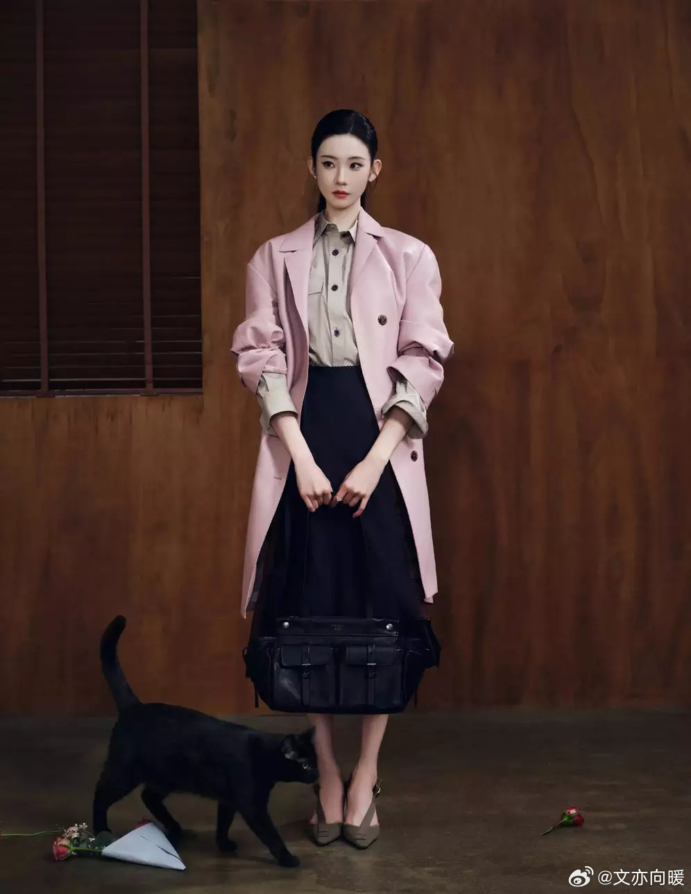 文亦娱乐张艺凡身着粉色皮质大衣，手提黑色手袋，文艺又清冷。 