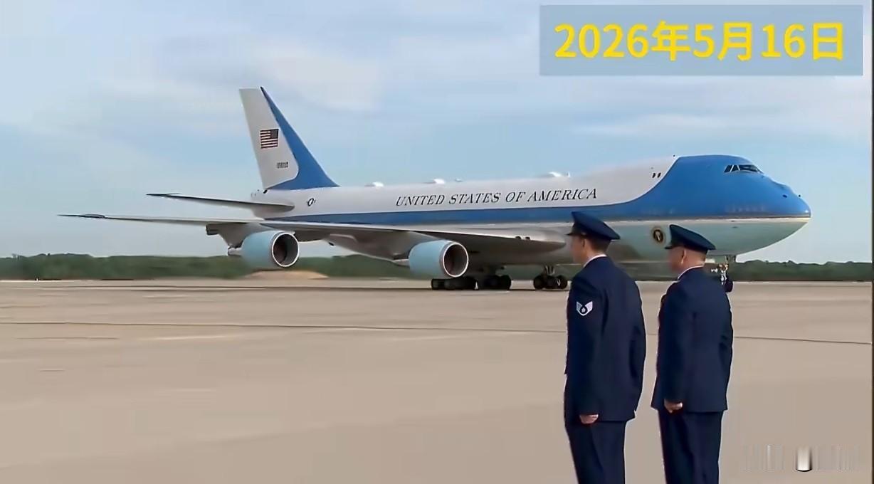 空军一号降落时，美方似乎特意安排2名士兵，和几天前中国士兵类似角度拍摄。同样以“